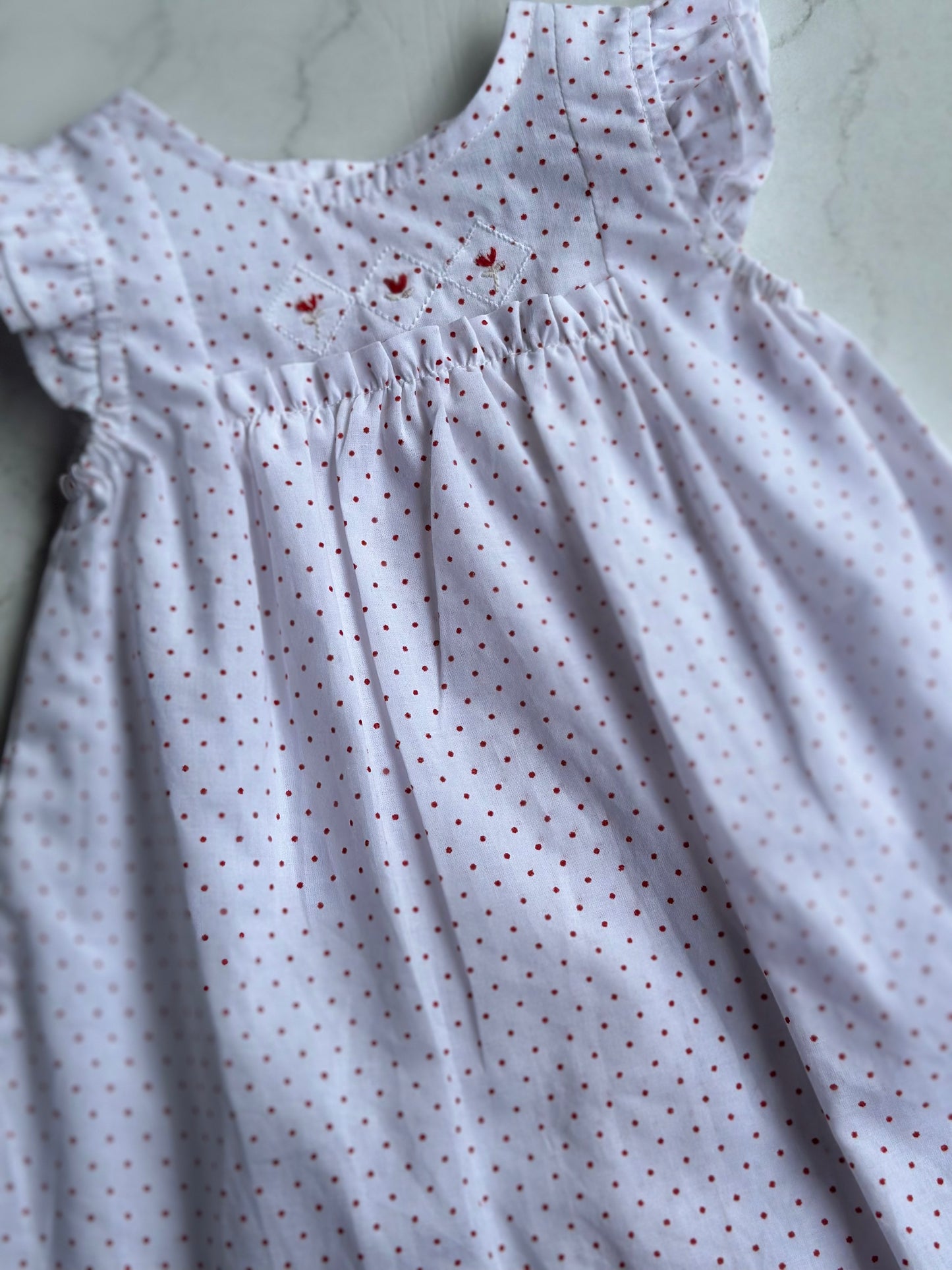 Vestido de puntos rojos
