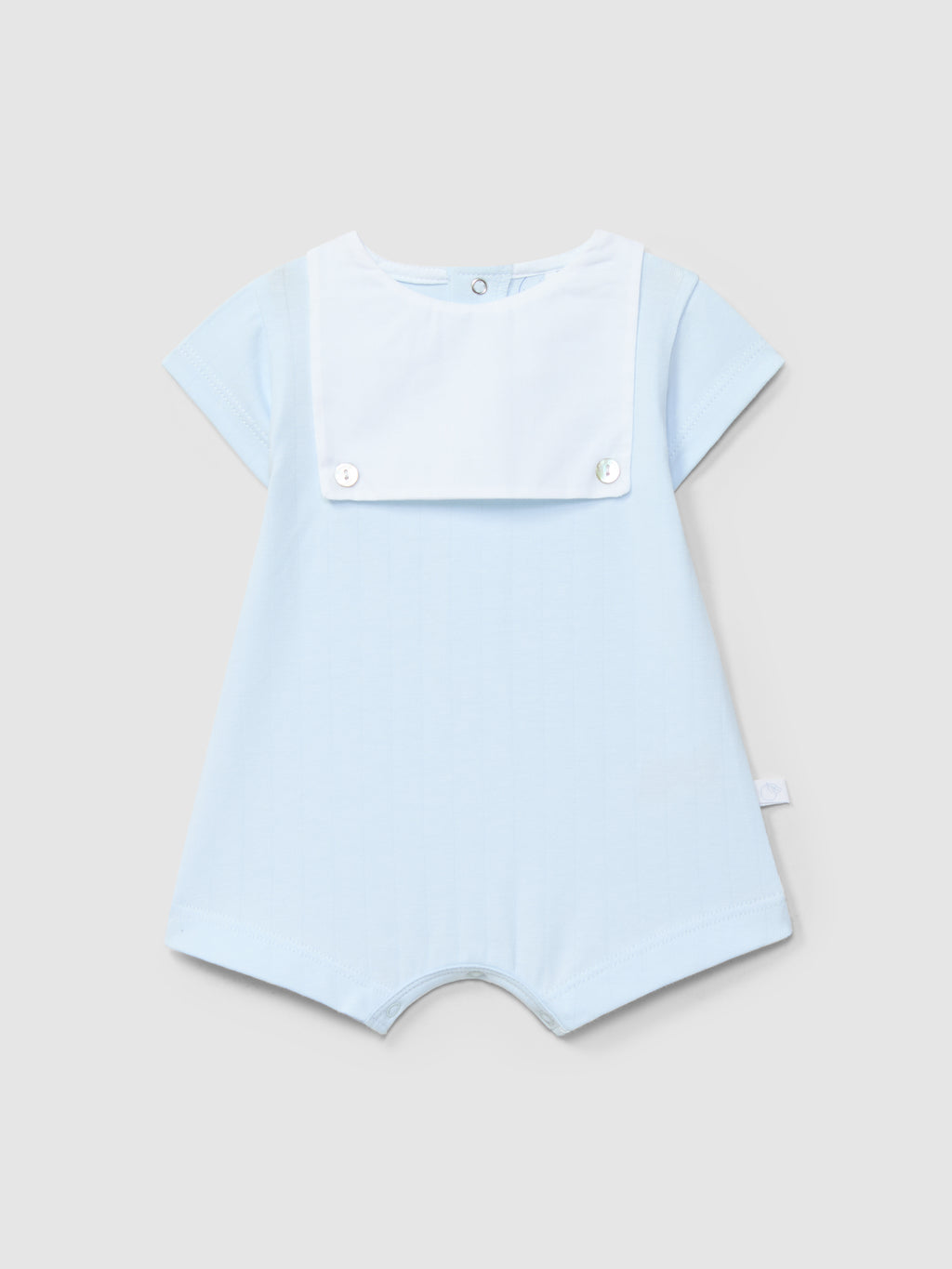 Traje corto con relieve