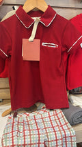 Camisa polo con ribetes blancos y short