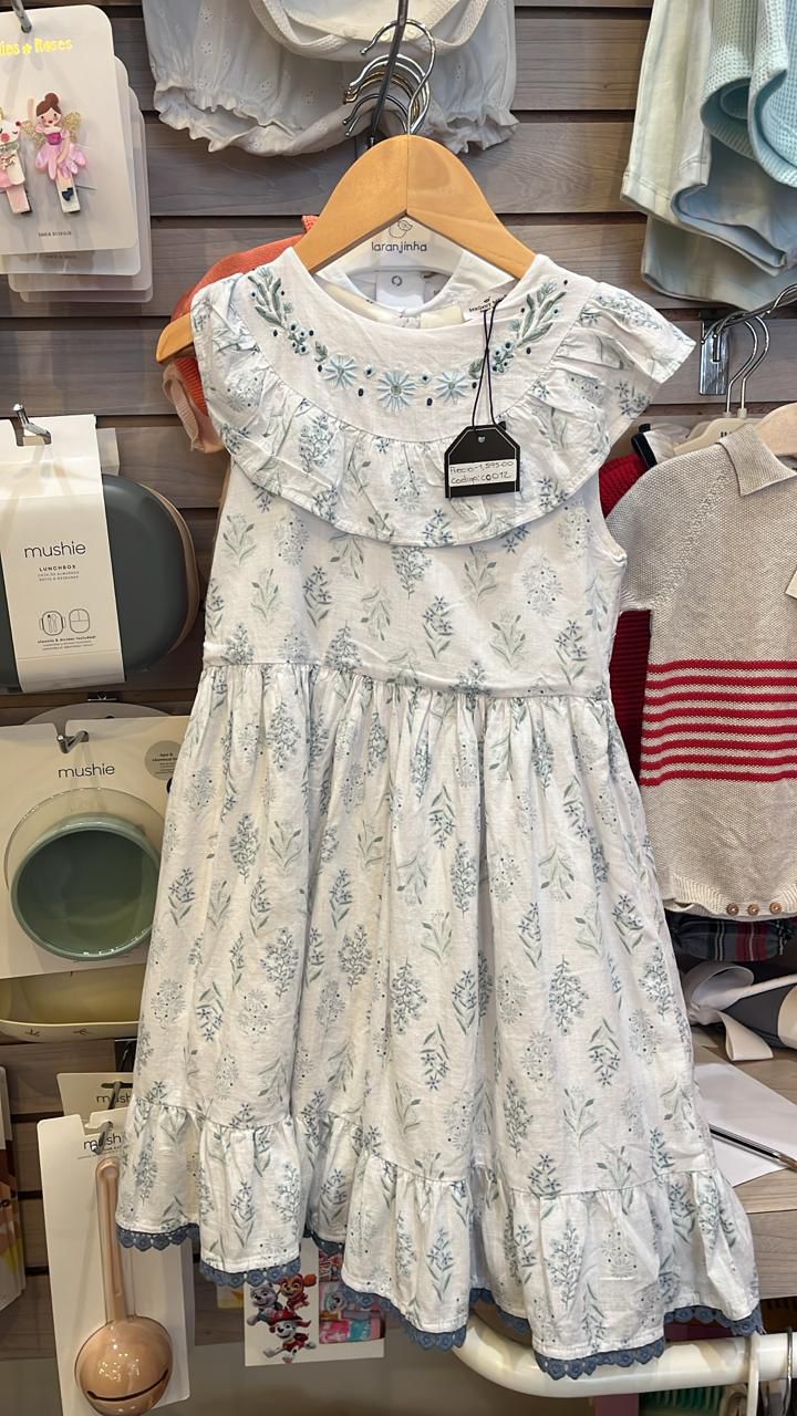 Vestido blanco con estampado floral azul